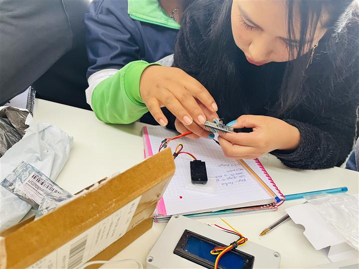 Estudiantes midiendo los sensores del proyecto