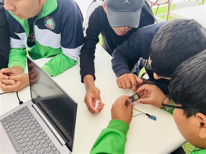 Estudiantes revisando el riego del invernadero
